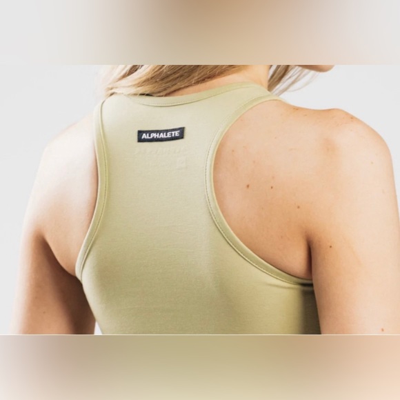 Alphalete Essential Crop Tank Light Olive Size XL NWT GYM WORKOUT ATHLEISURE - Picture 5 of 9